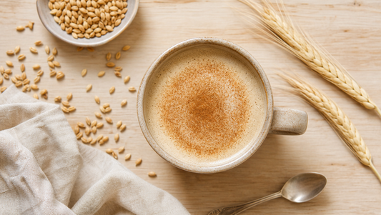 Tasse de café d'orge crémeux vue de dessus, mousse à la cannelle, grains et épi d'orge