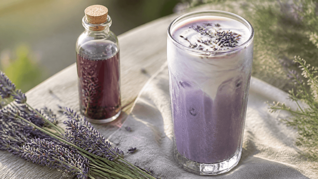Latte à la lavande : la recette du latte floral (chaud & glacé) + sirop maison - Pure Tea
