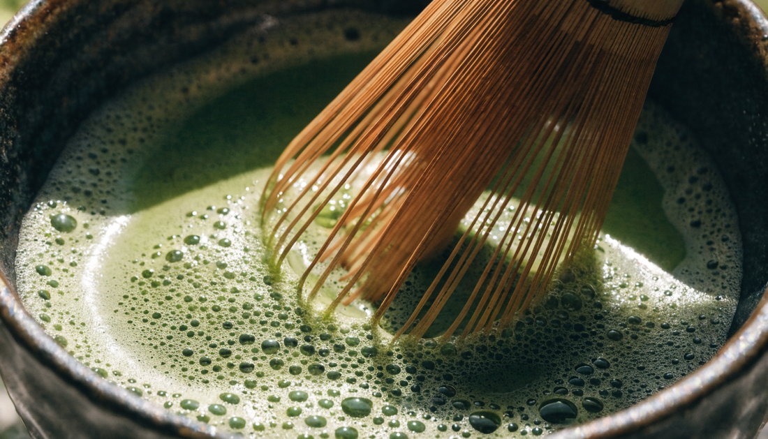 Gros plan sur le fouettage du matcha vert avec un chasen en bambou – Pure Tea